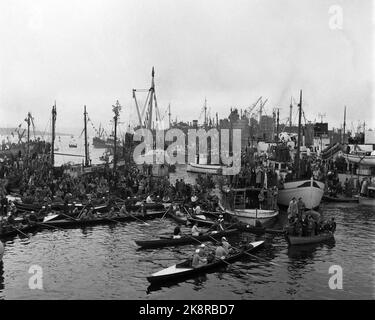 Oslo 19450607: Friedenstage 1945 Eine jubelende Menge sowohl auf dem Land als auch auf dem Wasser begrüßte die königliche Familie am 7. Juni 1945 nach Norwegen zurück. Hier einige der vielen Viertel voller Menschen, die die königliche Familie willkommen geheißen haben. Foto: NTB / NTB Stockfoto