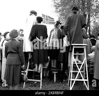 Asker 19530515. Am Hochzeitstag von Prinzessin Ragnhild und Reeder Erling Lorentzen gab es ein großes Volksfest, als sie in der Asker Kirche heirateten. Viele Ruks waren mit Vorhängen und Stühlen anwesend, auf denen sie standen, um einen Blick auf das Brautpaar zu erhaschen. Foto: SV. A. Børretzen / Strom Stockfoto