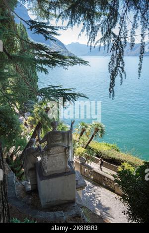 Villa Monastero Garten, Blick auf den Comer See unter den malerischen Gärten der Villa Monastero, Varenna, Comer See, Lombardei, Italien Stockfoto