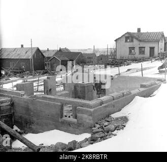 Lofoten, Winter 1951. Mehrere Fischerdörfer in Lofoten werden geräumt, weil sie ohne Strom, Straßen-, Kais- und Telefonanschluss nicht betrieben werden können. An einigen Orten haben die Gemeinden beantragt, Geld vom Staat zu bewegen, um die Häuser und die gesamte Bevölkerung zu bewegen, wie hier in Refsvik außerhalb von Lofotodden. Hier befinden sich meist nur die Grundmauern, während die Häuser nach Sørvågen verlegt wurden. Foto: Sverre A. Børretzen / Aktuell / NTB Stockfoto