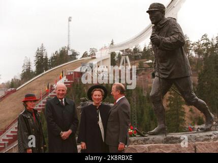 Oslo 29. April 1997: Die belgische königliche Partei besucht Oslo. Zum Beispiel: Königin Sonja, Hong Harald, Königin Paola und König Albert II. Vor der Statue von König Olav in Holmenkollbakken. Foto: Jan Greve / NTB Stockfoto