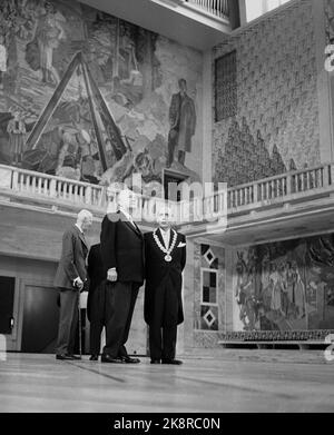 Oslo 19550525. Der isländische Präsident zu einem offiziellen Besuch in Norwegen. Bürgermeister Brynulf Bull mit Kette ist mit Präsident Asgeir Asgeirson (TV) und König Haakon (Rückseite) auf einer Führung durch das Rathaus. Photo NTB Archive / NTB Stockfoto