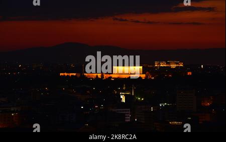 Eine wunderschöne Nachtsicht auf Ankaras Kocatepe-Moschee und Anitkabir zusammen. Stockfoto