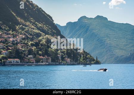 Lombardei Italien, Blick im Sommer eines Wassertaxis, das über den Comer See raste und die malerischen Hügel der Lombardei zeigt, die vom Rand des Sees, Italien, steigen Stockfoto