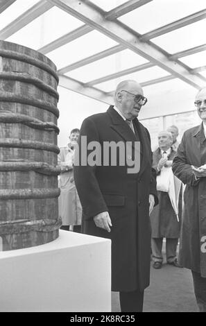 Bergen 19890330. König Olav öffnet den Ölhahn, der das Öl von Oseberg nach Sture in Øygarden führt. Hier ist ein lächelnder König Olav während der Veranstaltung. Foto: Torolf Engen NTB / NTB Stockfoto