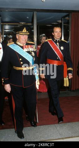 Oslo 198204 14-16 das spanische Königspaar König Juan Carlos und Königin Sofia bei einem offiziellen Besuch in Norwegen. Hier kommt König Olav (v.v.) mit Juan Carlos zum Bankett, das das spanische Königspaar im Grand Hotel hat. Foto: Henrik Laurvik / NTB Stockfoto