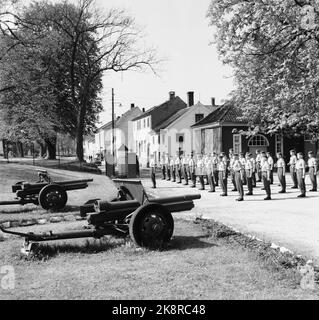 Fredrikstad 19590530 'Touristidylll aus dem Jahr 1567' die einzige erhaltene Festungsstadt der nordischen Region - erbaut im Regenschirm, heute eine große, friedliche Idylle - liegt in Fredrikstad. Seit 1662 gibt es Soldaten in der Altstadt, und die ganze Zeit hat sich der alte Garrisonsby sein militärisches Flair bewahrt. Heute finden wir hier ein modernes militärisches Übungszentrum mit Oberstleutnant Hovhaugholen als Chef. Foto; Aage Storløkken / Aktuell / NTB NB! Foto wurde nicht behandelt! Stockfoto