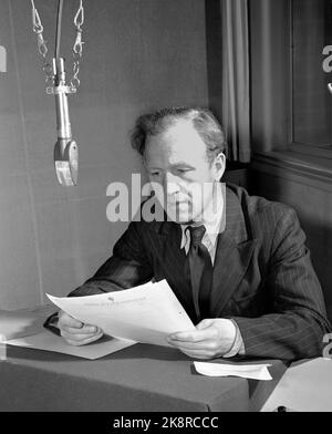 Oslo März 1949 bekannte Stimmen in NRK Radio. Hier ist Programmsekretär Hartvig Kiran in Aktion am Mikrofon. Foto: Current / NTB Stockfoto