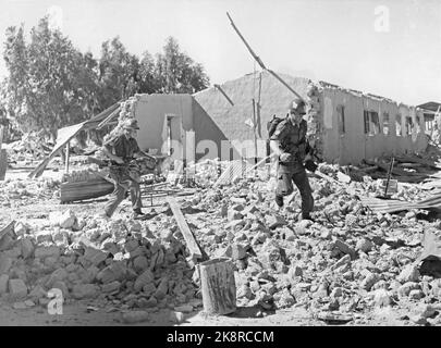 Ägypten 195702. Von 1957 bis 1967 wurden UN-Truppen auf dem Sinai eingesetzt, nachdem Israel den Sinai besetzt hatte (die Besatzung dauerte bis 1957). --- UN-Soldaten auf der Sinai-Halbinsel im Jahr 1957- un-Einsatztruppe auf der sinai-Halbinsel. Internationale UN-Truppen folgten dem israelischen Rückzug, und UN-Truppen wurden in der Sinai-Wüste eingesetzt, oft in der Nähe israelischer Stellungen. Bild: Bohrmaschine von 1. Bombenanschlägen aus KP. A. Huitfeldt compai. Die Ruinen sind Überreste ägyptischer Militäreinrichtungen, die die israelischen Streitkräfte vor dem Rückzug in die Stadt sprengten. Foto: Sverre A. Børretzen / Aktuell / NTB Stockfoto