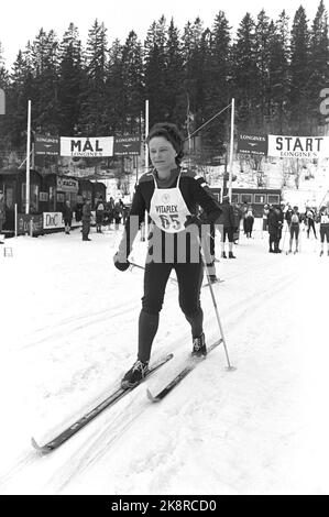 Oslo 19760312. Die Storting Vertreter Holmenkollrenn. Hier sehen wir den Politiker Gro Harlem Brundtland während des Skirennens in Aktion. Foto: Oddvar Walle Jensen NTB / NTB Stockfoto