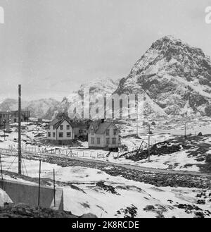 Lofoten im Winter 1951. Mehrere Fischerdörfer in Lofoten werden geräumt, weil sie ohne Strom, Straßen-, Kais- und Telefonanschluss nicht betrieben werden können. An einigen Orten haben die Gemeinden beantragt, Geld vom Staat zu bewegen, um die gesamte Bevölkerung einschließlich der Wohnhäuser zu bewegen. Hier nach Sørvågen ist ein großer Teil der Bevölkerung aus Helle und Refsvik umgezogen, und das sind einige der Häuser, die sie wieder aufgebaut haben. Foto: Sverre A. Børretzen / Aktuell / NTB Stockfoto