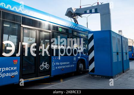 12. Oktober 2021, Moskau, Russland. Ein Elektrobus an einer Ladestation auf einer Straße in der russischen Hauptstadt. Stockfoto