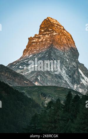 Foto des Matterhorns aus Zermatt, Schweiz bei Sonnenaufgang, während die Spitze von der Sonne beleuchtet wird Stockfoto