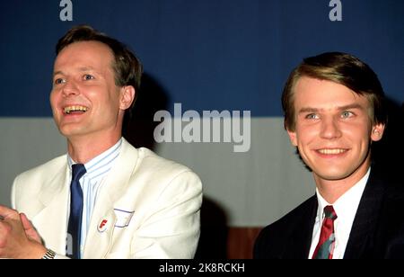 Oslo 19890911: Die Wahlen 1989 werden nicht mehr stattfinden. Von rechts aus Tor Mikkel Wara und der Parteivorsitzende Peter N. Myhre während der Wahlbeobachtung im Zusammenhang mit den Parlamentswahlen. Die Progress Party hat bei den Wahlen gute Ergebnisse erzielt. Foto: Eli-Ann Nerhagen NTB / NTB Stockfoto