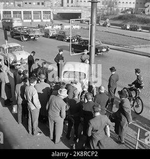 Oslo 1956. In Younsgata ist ein Auto mit einer Bar kollidiert. Die Polizei ist vor Ort und viele Zuschauer sind auch vor Ort. Das Bild wird aufgenommen, bevor der Deckel über Younsgata gelegt wird. Die Hauptfeuerwache im Hintergrund. Foto: Current / NTB Stockfoto