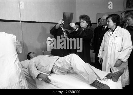 China 21. Januar 1988. Premierminister Gro Harlem Brundtland zu einem Besuch bei einem Patienten mit akutem Offset-Wirbelsäulenverb am Universitätskrankenhaus in Xian. Sie studiert Röntgenstrahlen des Rückens des Mannes. NB: Dies ist Bild # 2 einer Serie von 6. Foto: Inge Gjellesvik / NTB / NTB Stockfoto