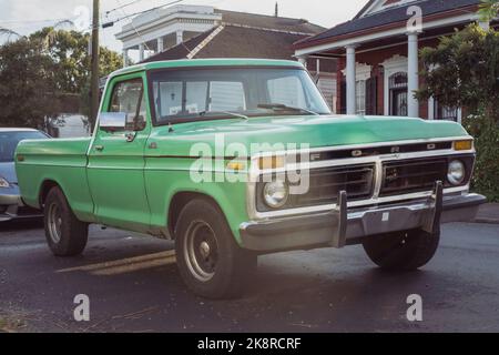 Landschaftsfoto eines grünen Oldtimer-ford-LKWs, aufgenommen in New Orleans, Louisiana Stockfoto