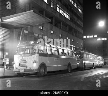 Arvika, Schweden 195412. Norwegische Hausfrauen haben Arvika erobert. Im Dezember wurde die Stadt von bis zu 20 norwegischen Bussen überfallen, die von Hausfrauen zum Weihnachtseinkauf verpackt waren. Lange Schlangen von Hausfrauen im Kolonialladen und im Spielzeugladen, um billig einzukaufen, was sie zu Weihnachten brauchen. An manchen Tagen gibt es bis zu 6-700 weihnachtliche Einkaufsfrauen. Hier sehen wir die Busse in einer Reihe, die norwegische Hausfrauen nach Arvika bringen. Foto: Aage Storløkken / Aktuell / NTB Stockfoto