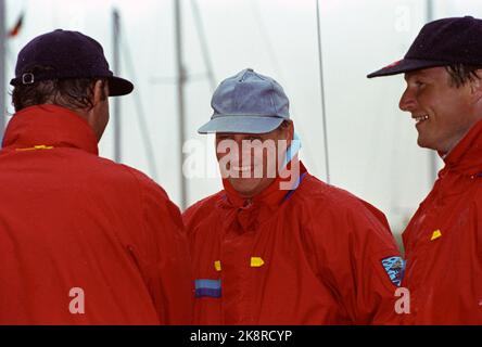 Belgien, Nieuwpoort 1. Juli 1991. Weltmeisterschaft im Segeln. 1 Ton Cup 1991. König Harald und seine Männer segeln Xi. Foto: Lise Åserud / NTB / NTB Stockfoto