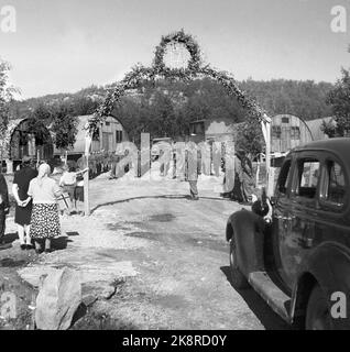 Die Kirkenes im Herbst 1945. Besuch des Kronprinzen; Kronprinz Olav reist nach dem Krieg durch Norwegen. (Hier im Auto durch das Stadtportal mit dem Emblem des VII. Haakon). Foto: Kjell Lynau / NTB Stockfoto