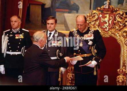 Oslo 19921002. König Harald eröffnet das 137. Proper Storting. Außenminister Thorvald Stoltenberg (AP) übersieht die Rede vor dem Thron an König Harald. Foto: Morten Holm NTB Stockfoto