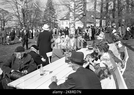 Eidsvoll 19640517 Eine besondere Feier am 17. Mai in Eidsvoll anlässlich des 150.. Jahrestages der Verfassung. Das Leben der Menschen. Foto: NTB / NTB Stockfoto