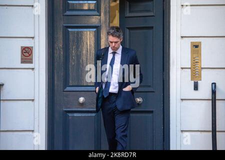 London, England, Großbritannien. 24. Oktober 2022. Der Berater von Rishi Sunak, LIAM BOOTH-SMITH, ist bei CCHQ zu sehen. (Bild: © Tayfun Salci/ZUMA Press Wire) Stockfoto