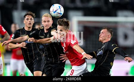 24. Oktober 2022, Sachsen-Anhalt, Halle (Saale): Fußball: 3. liga, Hallescher FC - SpVgg Bayreuth, Matchday 13, Leuna-Chemie-Stadion. Halles Sebastian Müller (M) und Bayreuths Luke Hemmerich (L) und Nicolas Andermatt kämpfen um den Ball. Foto: Hendrik Schmidt/dpa/ZB Stockfoto