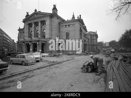 Oslo 7. April 1973. Die U-Bahn wird von der Ostbahn zum Nationaltheater ausgebaut. Es wird eine neue Station in Egertovet, Downtown Station. Hier vom Nationaltheater / Karl Johansgate. Foto: Current / NTB Stockfoto