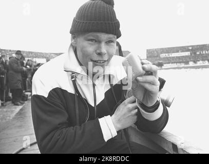 DEMER, Niederlande 19660123. Skating-Europameisterschaft 1966. Für die Norweger wurde das europäische Skaten in Deves zu einer traurigen Vorstellung. Norwegens größte Medaillenhoffnung, als per Ivar Moe in seinen 5000 Metern mit einer Seife ins Feld geführt wurde Da es keine Schneekanten gab, hatten die Holländer die inneren und äußeren Bahnen mit Seifenstücken markiert, und einer von ihnen befand sich auf der Moes-Bahn. Hier sehen wir per Ivar Moe mit der Seife, auf die er geschlüpft ist. Zylinderhut. Foto: Ivar Aaserud Current / NTB Stockfoto