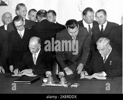 Moskau Russland 1955. Werna Gerhardsen und Einar Gerhardsen in Moskau an der Spitze einer norwegischen Delegation, um die Möglichkeiten für ein erweitertes Handelsabkommen zu diskutieren. Hier Einar Gerhardsen (TV) und N.A. Bei der Begehung wurden Bulganin-Vereinbarungen getroffen. Foto: NTB Archive / TASS / NTB Stockfoto