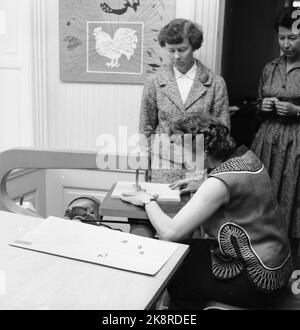 Fredrikstad 19590530 'Touristidylll aus dem Jahr 1567' die einzige erhaltene Festungsstadt der nordischen Region - erbaut im Regenschirm, heute eine große, friedliche Idylle - liegt in Fredrikstad. Das einzige neue in der Altstadt von Fredrikstad ist das Utkunstsenteret Plus, das kürzlich auf alten Bauernhöfen in der ganzen Stadt eröffnet wurde. Foto; Aage Storløkken / Aktuell / NTB NB! Foto wurde nicht behandelt! Stockfoto