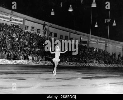 Oslo 19530821 Art Runner Sonja Henie in Oslo mit ihrer großen Eisschau. Zum ersten Mal nach dem Krieg sollte Sonja Henie für ein norwegisches Publikum auftreten. Hier in Aktion während der Eröffnungsshow im Jordal Amfi. Jordal, (immer noch eine Freiluftstrecke) wurde mitten im Sommer vereist. Die Show hatte 33 Vorstellungen, alle mit vollen Häusern. Foto: Høel / NTB / NTB Stockfoto