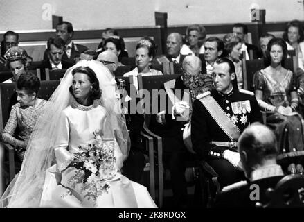 Oslo 1968-08-29: Königliche norwegische Hochzeit. Kronprinz Harald heiratet Sonja Haraldsen. Die Kathedrale - die Hochzeit. Sonja und Harald, sie mit dem Brautstrauß, schauen auf den Altar, Gäste im Hintergrund. NTB-Archivfoto / NTB Stockfoto