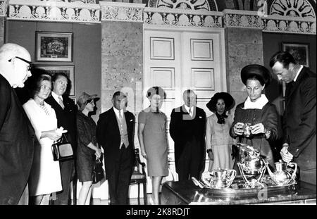 Oslo 1968-08-29: Königliche norwegische Hochzeit. Kronprinz Harald heiratet Sonja Haraldsen. Das Paar erhielt viele Geschenke. NTB – Stockfoto. Stockfoto