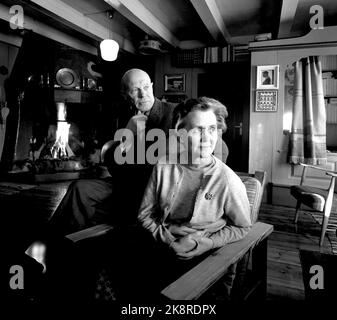 Vinje, Telemark 196402. Das Autorenpaar Tarjei Vesaas und Halldis Moren Vesaas zu Hause auf dem Bauernhof in Midtbø in Vinje. Für den Roman 'Isslottet' erhielt er den Literaturpreis des Nordischen Rats 1964. Photo Aage Storløkken / Aktuell / NTB Stockfoto