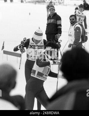 Seefeld, Österreich, 1985-01: Ski-Weltcup. Die Weltmeisterschaft 1985 war zumindest bis dahin die größte Erfolgsmeisterschaft für den norwegischen Skisport. Insgesamt nahmen die norwegischen Athleten 15 Medaillen ein, davon 5 Gold, 5 Silber und 5 Bronze. Picture: Stavbrekk und die Goldmedaille als unerwartet verpasst: Die Mädchenstaffel. Berit Aunlis Stav bricht, als Grete Ingeborg Nykkelmo Berit Aunli zur Etappe 4. schickt, am 23. Januar 1985. Foto: Inge Gjellesvik / Paul Owesen Stockfoto