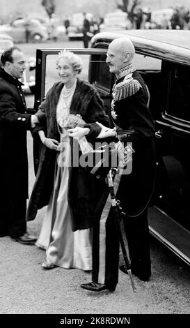 Asker 19530515. Am Hochzeitstag von Prinzessin Ragnhild und Reeder Erling Lorentzen gab es ein großes Volksfest, als sie in der Asker Kirche heirateten. Hier sehen wir König Haakon VII. Von Norwegen und Prinzessin Ingeborg von Schweden bei der Hochzeit. Langes Kleid mit Pelz und Diadem. Foto: SV. A. Børretzen / Strom Stockfoto