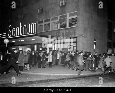 Oslo 19560920. Unruhen nach der Vorführung des Films 'Rock Around the Clock', der die Melodie des gleichen Namens enthielt, im Center-Kino. Hunderte von jungen Menschen machen Lärm im Zentrum, Rockunruhen. Hier geht die Polizei mit Knüppeln vor, während die Menge davonläuft. Foto: NTB Archive / NTB Stockfoto
