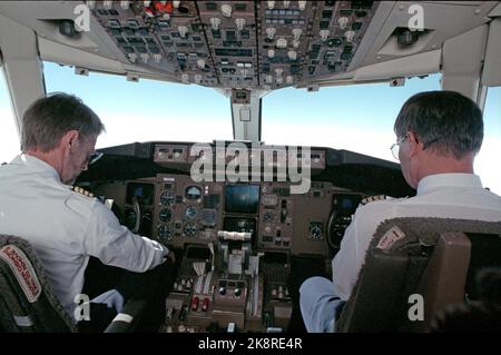 Fornebu 19890501: Prinzessin Est Ferner tauft die erste Boeing 767-Maschine in einer Flotte von insgesamt 11 SAS-Flugzeugen. Das Flugzeug wurde unter dem Namen 'AAtrdi Viking' getauft. Die Taufzeremonie war auch die Einführung der täglichen Direktflüge Oslo-New York und der Beginn der Zusammenarbeit mit der amerikanischen Fluggesellschaft Continental Airlines. Picture: Polotes im Cockpit, - Kapitän Karl Steinland t.v. (Der Name des zweiten Fluges fehlt.) Foto: Per Løchen Stockfoto