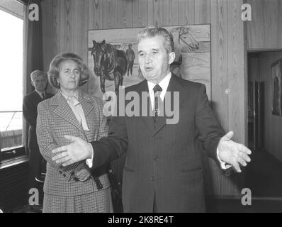 Oslo 19801114. Der rumänische Präsident Nicolae Ceausescu und Frau Elena zu einem offiziellen Besuch in Norwegen. Nach dem Gespräch mit Premierminister Odvar Nordli kam Präsident Ceausescu mit seinen ersten knappen Aussagen an die Presse. Im Hintergrund Frau Ceausescu, die erste stellvertretende Ministerpräsidentin Rumäniens. Foto: Knut Nedrås NTB / NTB Stockfoto