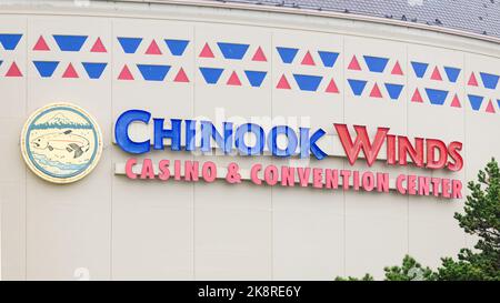 Lincoln City, OR, USA - 15. September 2022; Sign on Chinook Winds Casino and Convention Center in Lincoln City Oregon mit Logo und Designmuster Stockfoto