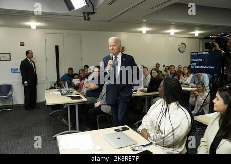 Washington, Usa. 24. Oktober 2022. US-Präsident Joe Biden hält am 24. Oktober 2022 eine Rede vor dem Hauptquartier des Demokratischen Nationalkomitees in Washington, DC. Foto von Yuri Gripas/UPI Credit: UPI/Alamy Live News Stockfoto