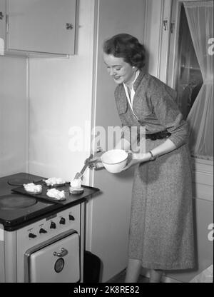 Oslo 19550209 'Mr. And Mrs. Lykke' Illustration Fotos zum Artikel über die glückliche Ehe, fotografiert von NTB im Februar 1955. Hier ist eine lächelnde Frau Foto: NTB / NTB das Modell heißt Ellinor Øygard, oft 'Bibba' genannt. Stockfoto