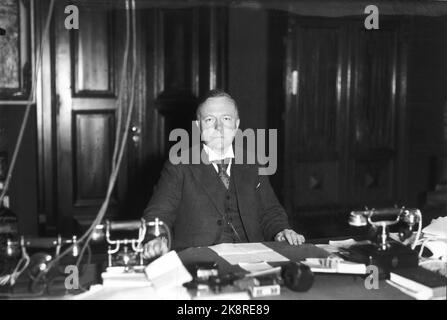 Oslo: Jens Hundseid (1883-1965) norwegischer Politiker, Premierminister vom 14. März 1932 bis zum 3. März 1933. Weiterer parlamentarischer Vertreter der Farmer Party von 1925 bis 1940. Hier wohl der Fotograf während der Premierministerzeit 1932-33) auf dem Desktop, der unter anderem. Nicht weniger als drei Telefone enthält. Foto: NTB Stockfoto