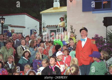 Kristiansand 19910609. Der Zoo in Kristiansand. Eröffnung von Cardamom City. Die Witwe von Thorbjørn Egner, Annie Egner, wurde zur offiziellen Eröffnung der Stadt Cardamom im Zoo geleitet. Per Asplin T.H als Polizeichef Bastian. Die Autorin Anne Cath Vestly sitzt mitten in der Menge. Foto: Hallgeir Oftedal / NTB Stockfoto