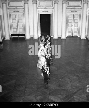 Oslo 19600919. Staatsbesuch/öffentlicher Besuch. König Olav wird von König Adulayadej Bhumibol von Thailand und Königin Sirikit besucht. Hier treffen die Royals zu einem Galadiner im Schloss ein, das von den Hoffmarskalken geleitet wird. Übersichtsbild. Forrest: König Bhumibol mit Prinzessin Astrid, dann König Olav und Königin Sirikit, an Sutt-Kronprinz Harald mit unbekannter Gefährtin. Foto: NTB / NTB Stockfoto