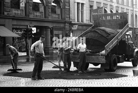 Oslo 28. Juni 1969. Karl Johansgate an einem heißen Sommertag in Oslo. Hier sind einige Arbeiter, die Asphalt auf Kopfsteinpflaster legen. Brosten, Kopfsteinpflaster. Foto: Per Ervik / Current / NTB Stockfoto