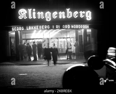 Oslo 19460126. Glühbirnenproduktion in der Fabrik Luma des Genossenschaftsverbandes in Oslo. Die Fabrik ist eine der größten des Landes und produziert täglich ca. 5000 Glühlampen. Nach dem Krieg ist nicht alle Lichtwerbung perfekt (man beachte das fehlende 'K' in Rikard), aber Das macht nichts. Die Hauptsache ist, dass wir das Licht wieder bekommen haben. Hier sehen wir aus dem Klingenberger Kino. Foto: Skotaam Current / NTB Stockfoto