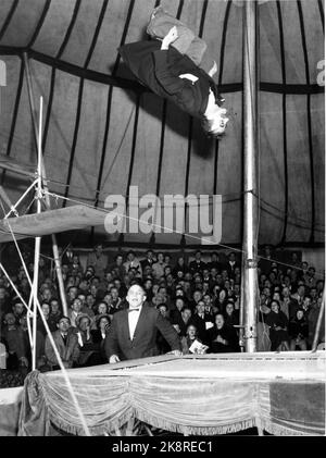 Oslo 1953; Circus Arnardo im Youngstorget in der Innenstadt von Oslo! Nach der Saisoneröffnung in der Hauptstadt besucht der geschäftige Zirkus 50 andere Orte Norwegens, wobei Steinkjer die nördlichste Station ist. Der musikalische Clown begeisterte die Zuschauer mit ihrem Spell. Foto; Aage Storløkken / Aktuell / NTB Stockfoto